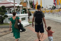 En balade devant le wat arun