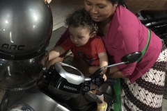 il découvre le scooter